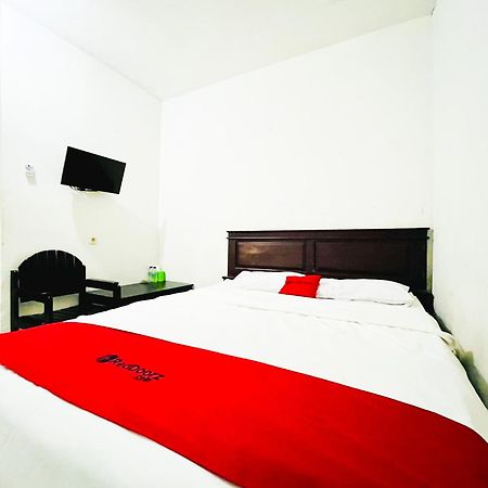 Hotel Reddoorz At Krisan Kendari à Pulupanda Extérieur photo