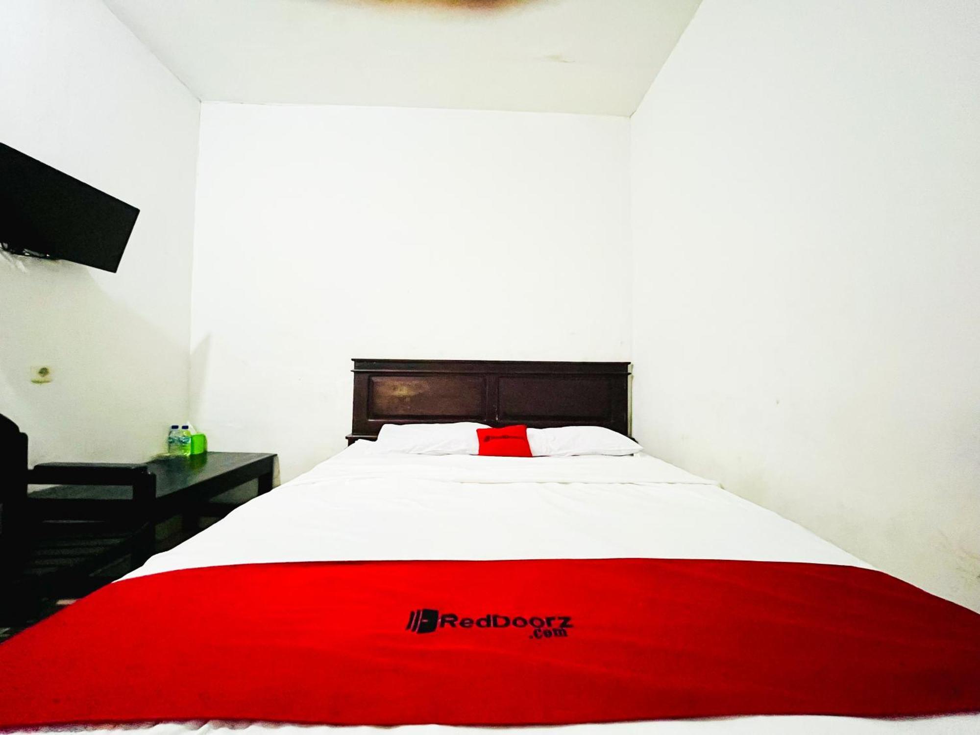 Hotel Reddoorz At Krisan Kendari à Pulupanda Extérieur photo