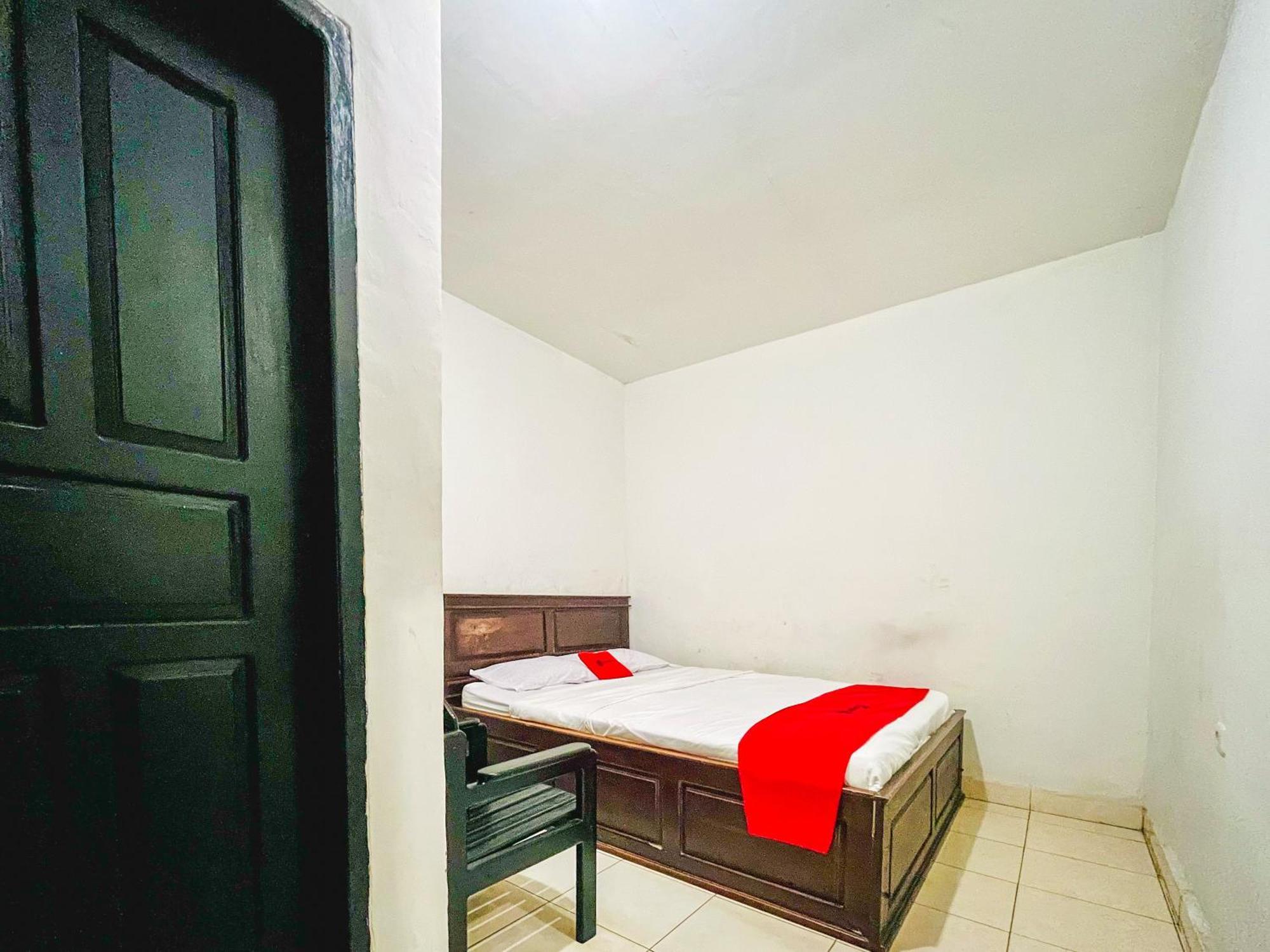 Hotel Reddoorz At Krisan Kendari à Pulupanda Extérieur photo