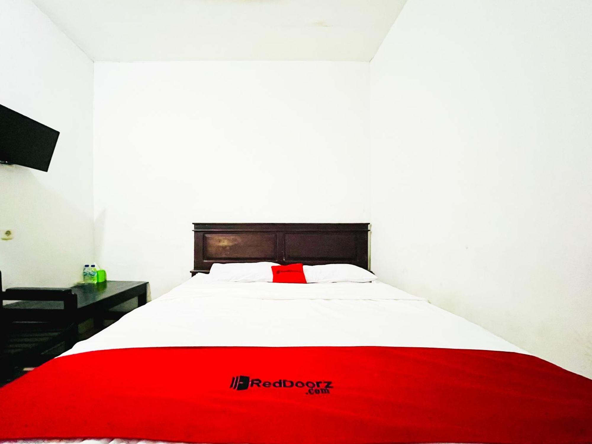 Hotel Reddoorz At Krisan Kendari à Pulupanda Extérieur photo